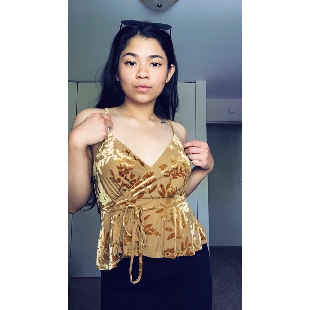 SPAGHETTI STRAP VELVET FLORAL WRAP TOP.🌼